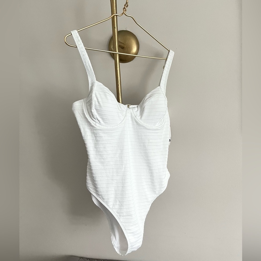 Time and Tru White Textured vacation minimalist summer swimsuit XL